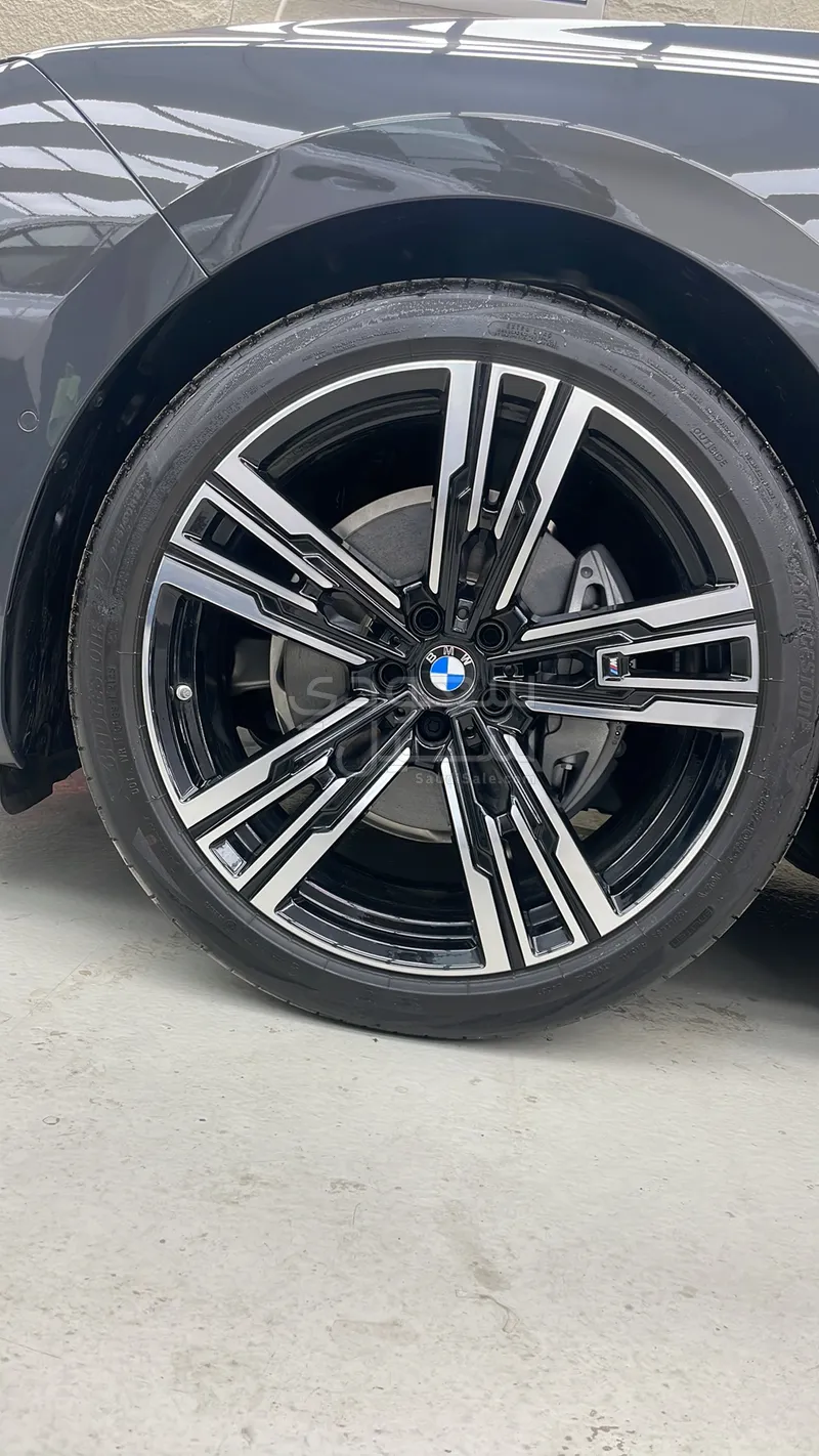 2026 بي ام دبليو الفئة السابعة 735أي