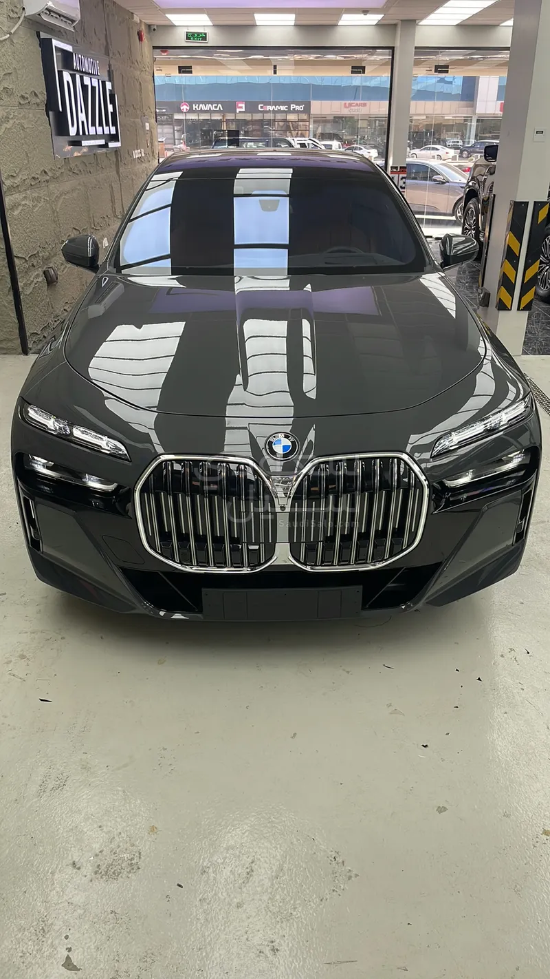 2026 بي ام دبليو الفئة السابعة 735أي