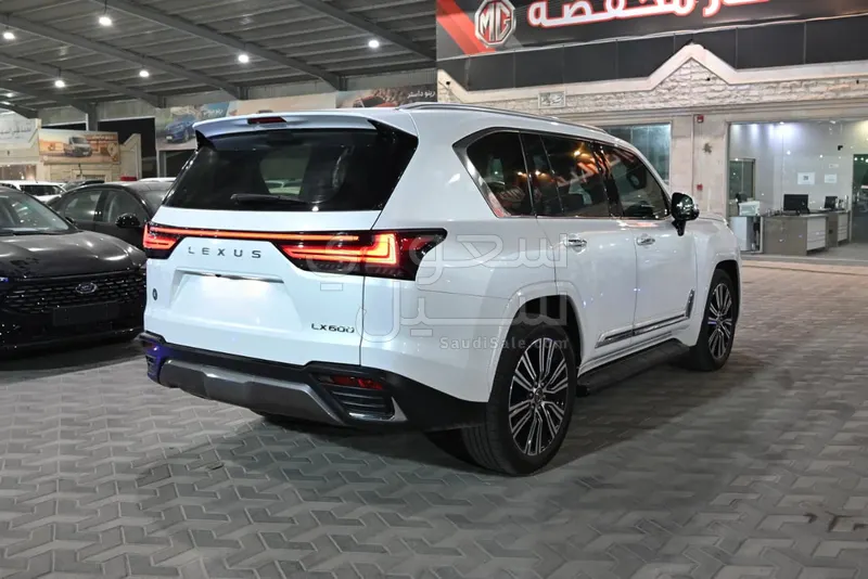 2024 لكزس إل إكس 600