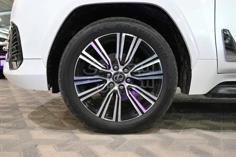 2024 لكزس إل إكس 600