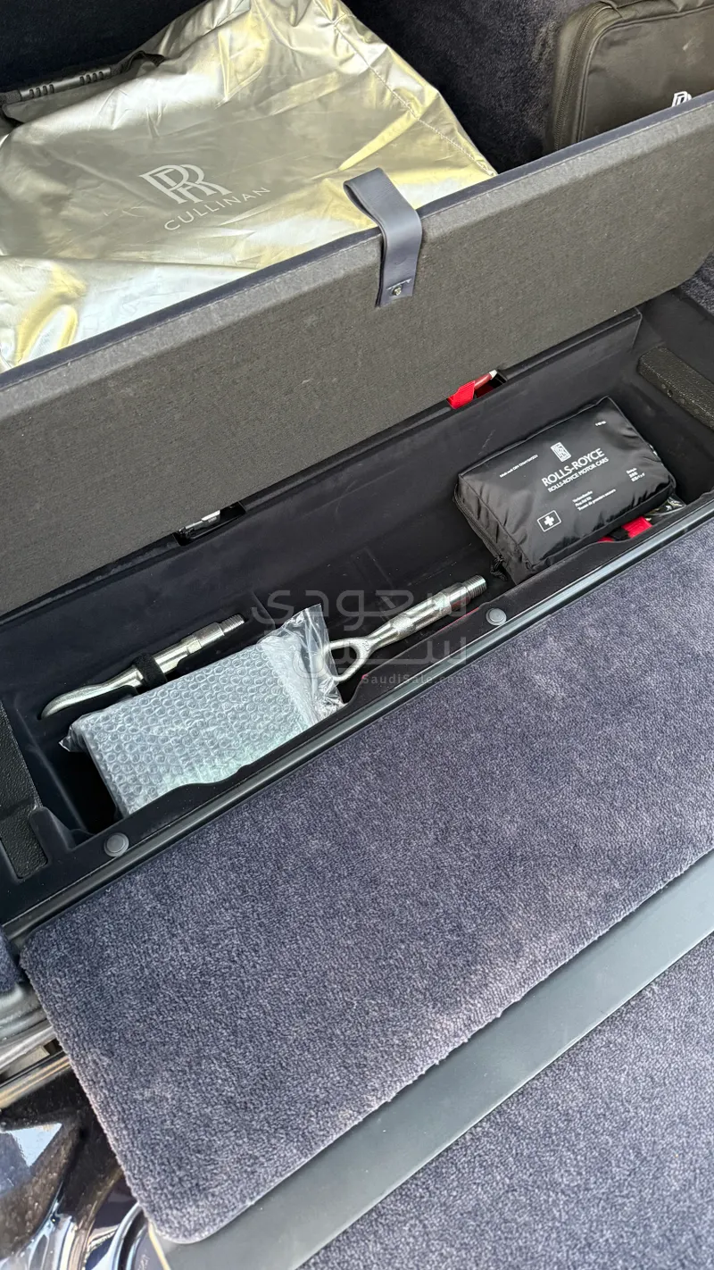 2022 رولز رويس كولينان بلاك بادج