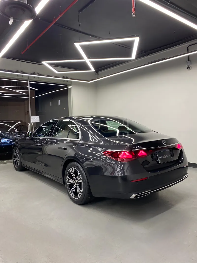 2025 مرسيدس - بنز إي 200