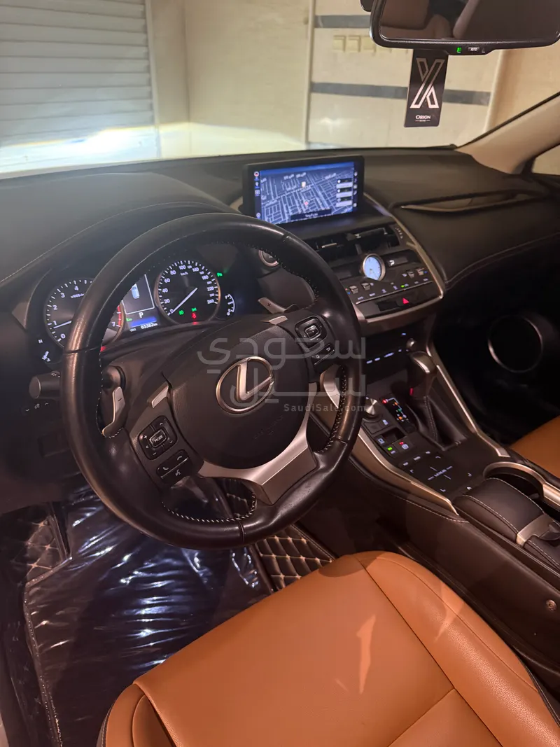 2020 لكزس إن إكس 300