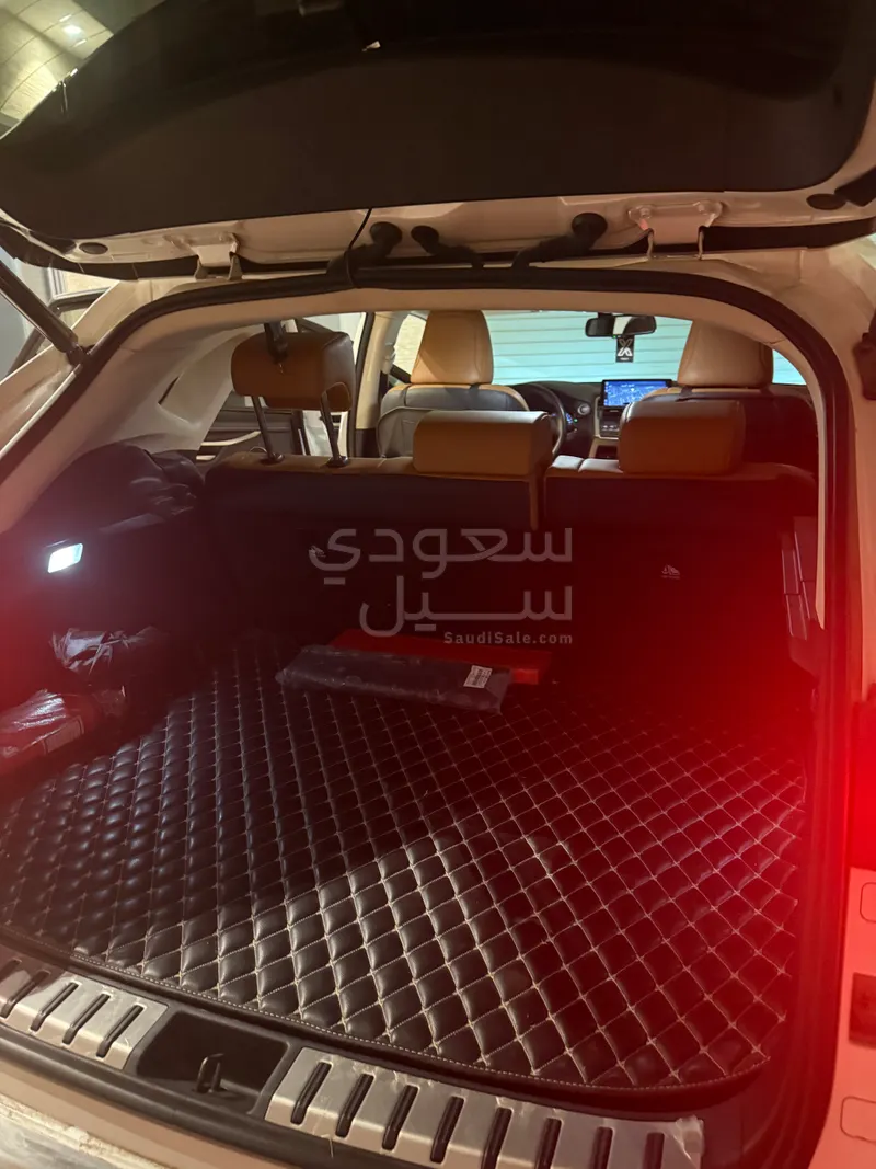 2020 لكزس إن إكس 300