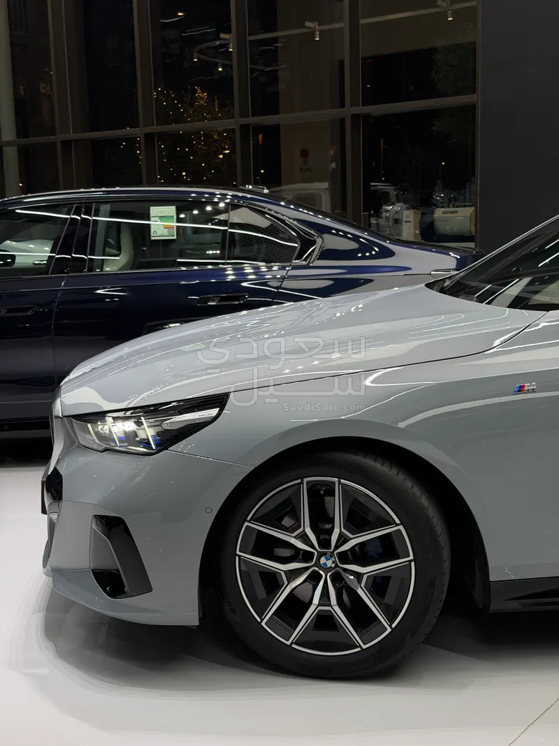 2024 بي ام دبليو الفئة الخامسة 520 أي إم كت