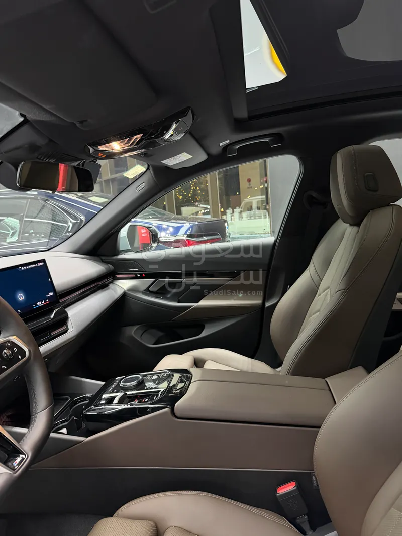 2024 بي ام دبليو الفئة الخامسة 520 أي إم كت