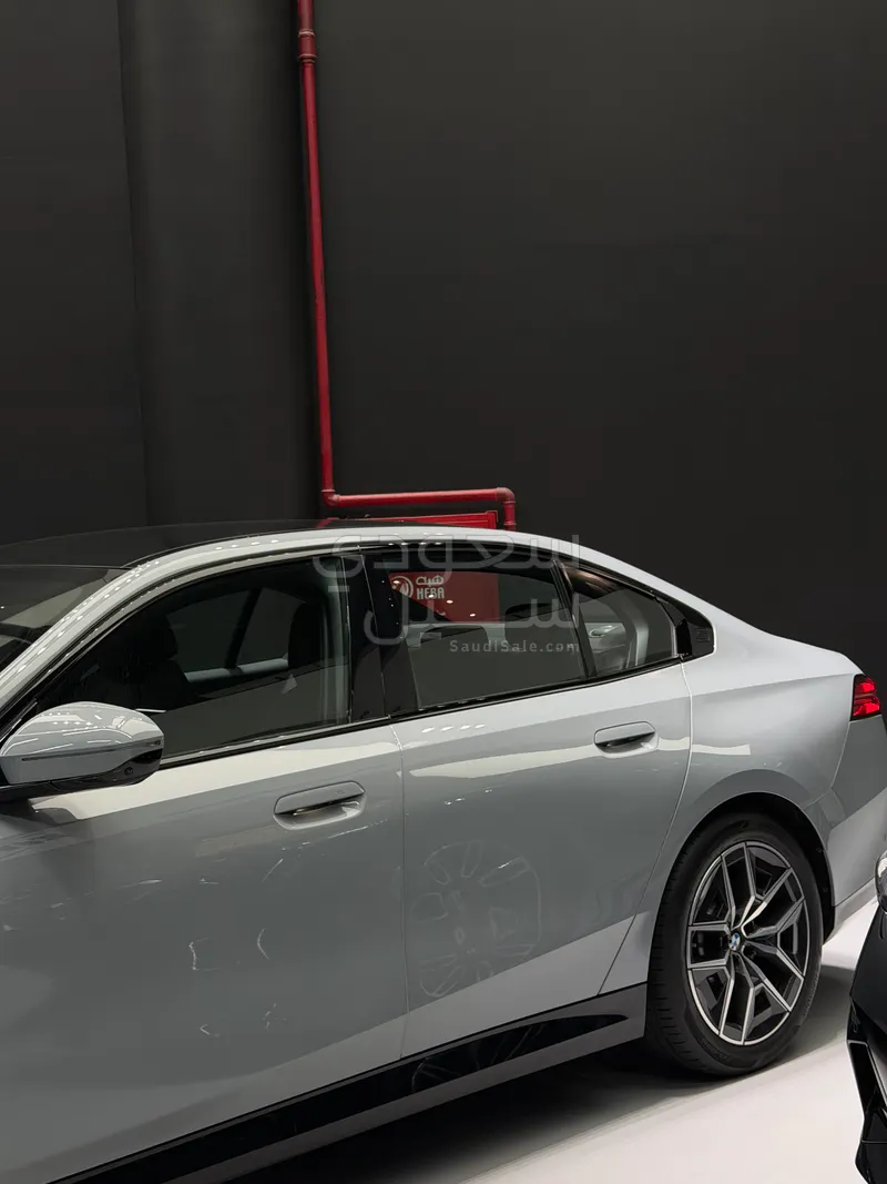 2024 بي ام دبليو الفئة الخامسة 520 أي إم كت