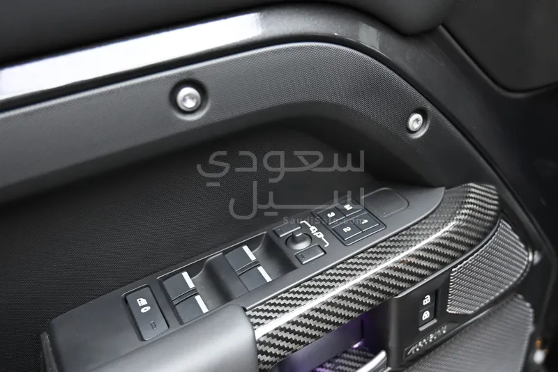 2024 لاند روفر ديفيندر 110