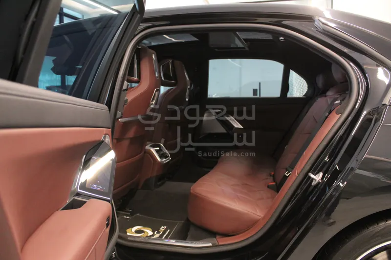 2025 بي ام دبليو الفئة السابعة 735أي