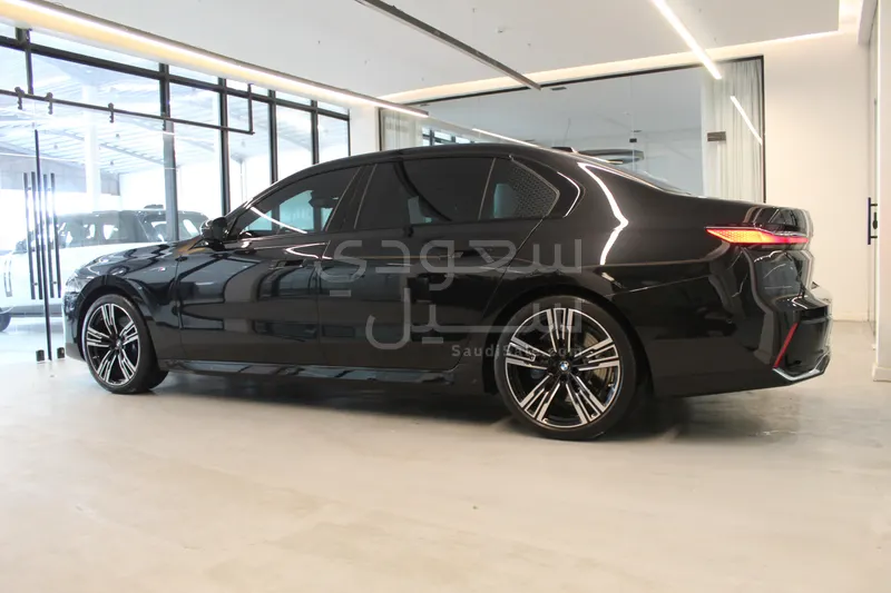 2025 بي ام دبليو الفئة السابعة 735أي