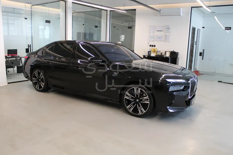 2025 بي ام دبليو الفئة السابعة 735أي