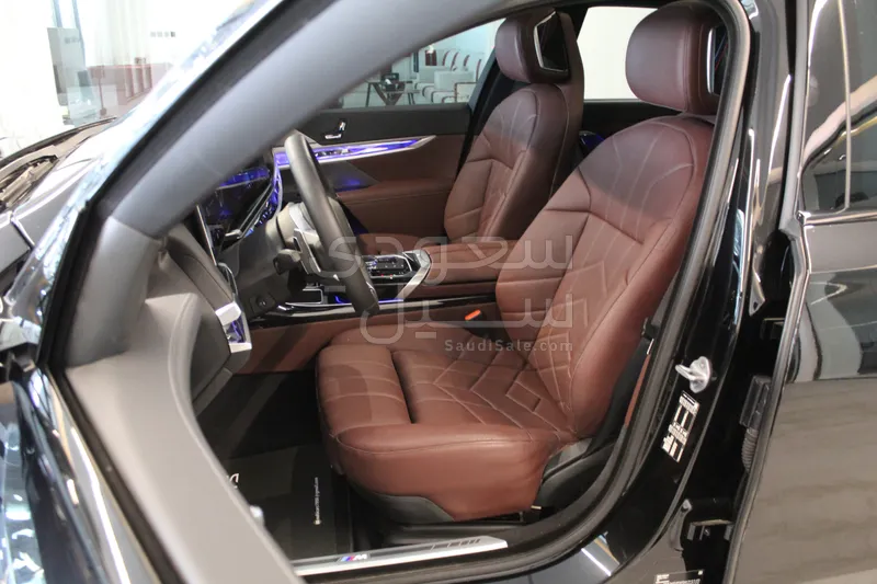 2025 بي ام دبليو الفئة السابعة 735أي