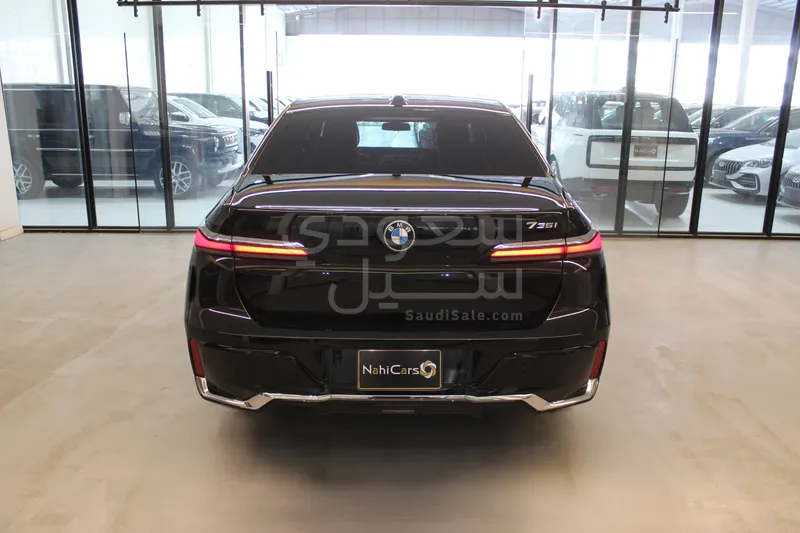 2025 بي ام دبليو الفئة السابعة 735أي