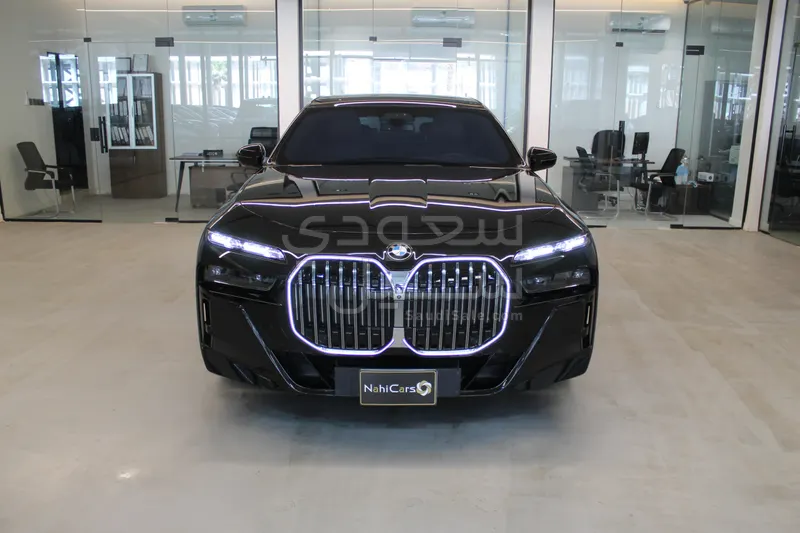 2025 بي ام دبليو الفئة السابعة 735أي