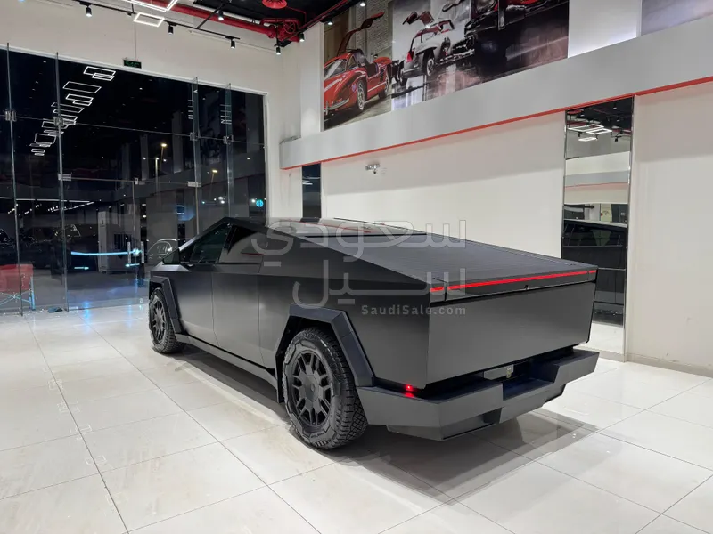 2024 تيسلا سايبر تراك