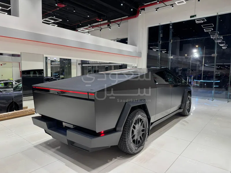 2024 تيسلا سايبر تراك