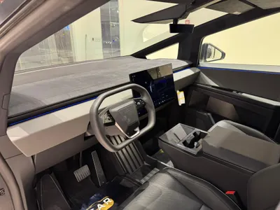 2024 تيسلا سايبر تراك