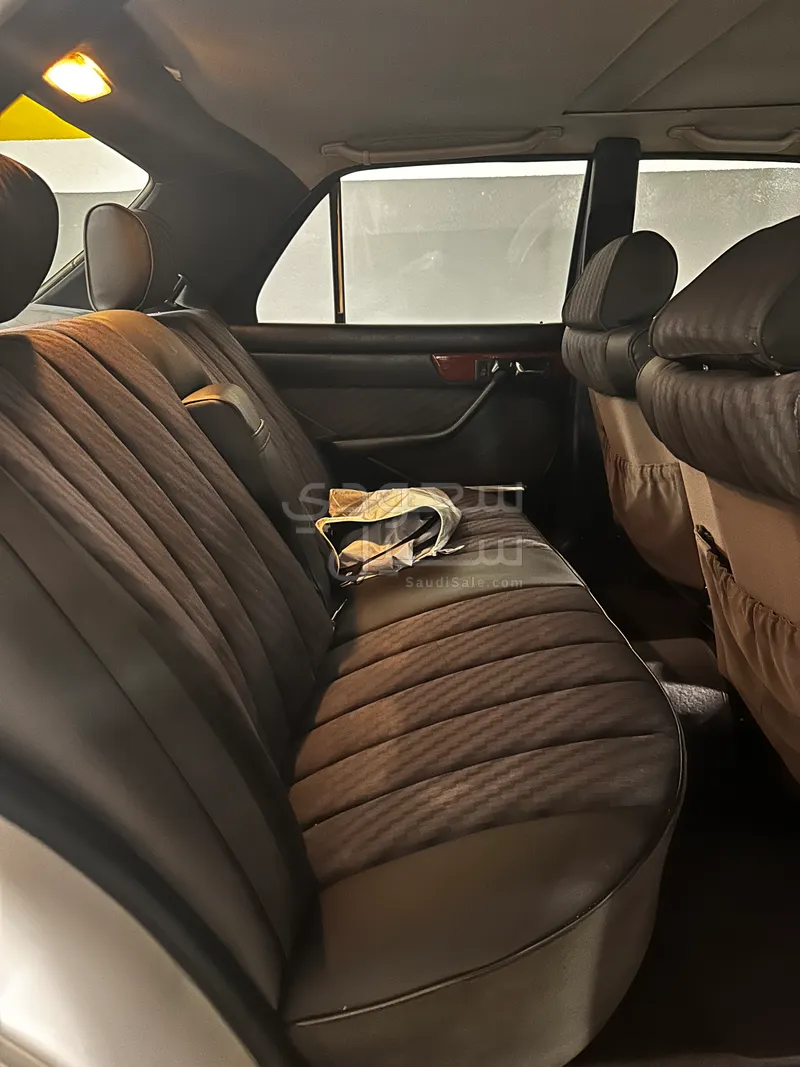 1989 مرسيدس - بنز إس إي 300