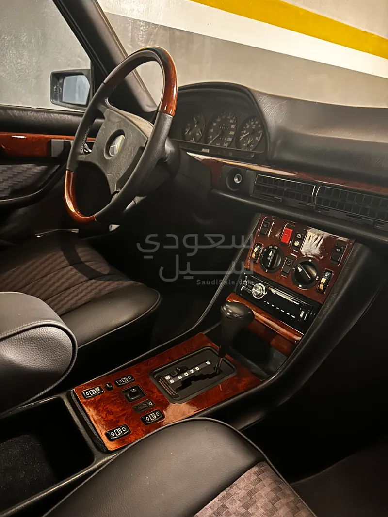 1989 مرسيدس - بنز إس إي 300