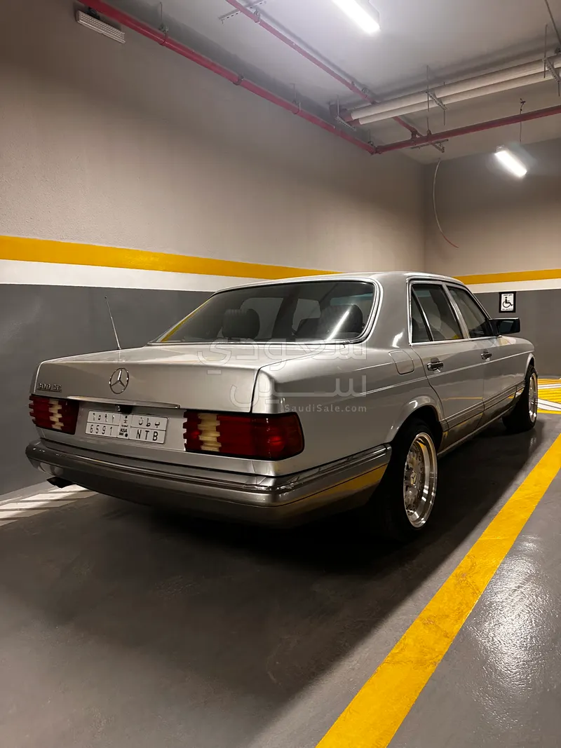 1989 مرسيدس - بنز إس إي 300