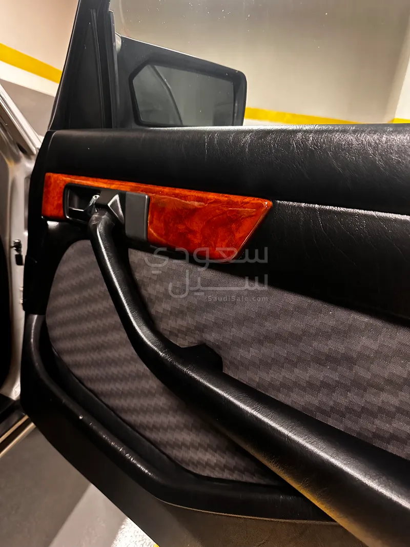 1989 مرسيدس - بنز إس إي 300