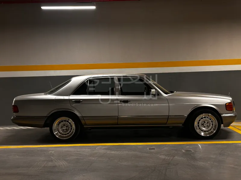 1989 مرسيدس - بنز إس إي 300
