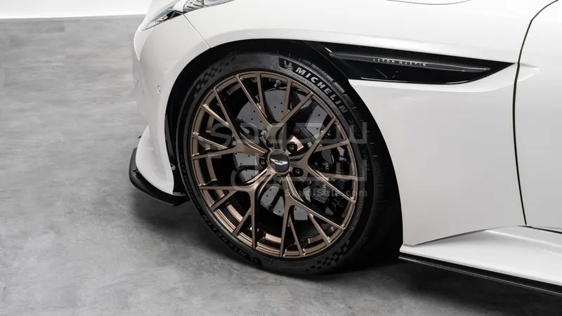 2024 استون مارتن دي بي 12