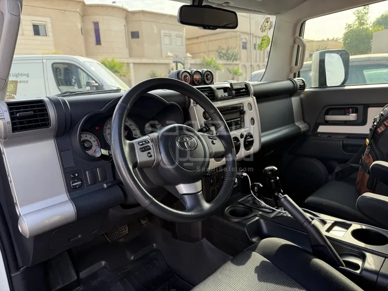 2016 تويوتا اف جي كروزر 1