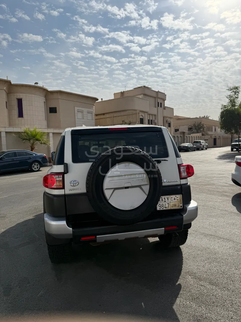 2016 تويوتا اف جي كروزر 1