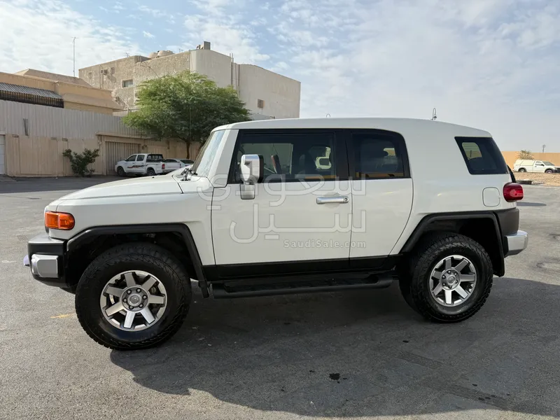 2016 تويوتا اف جي كروزر 1