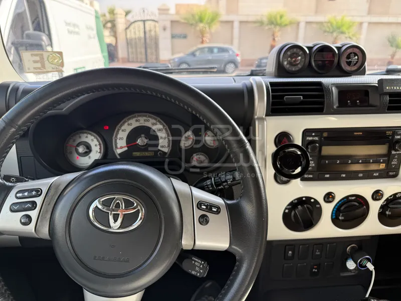 2016 تويوتا اف جي كروزر 1