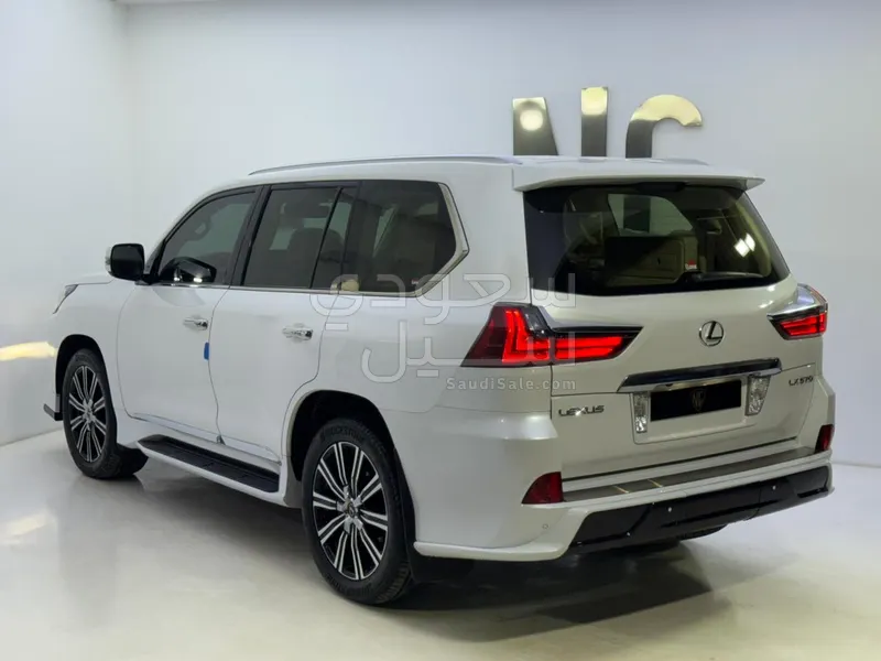 2017 لكزس إل إكس 570