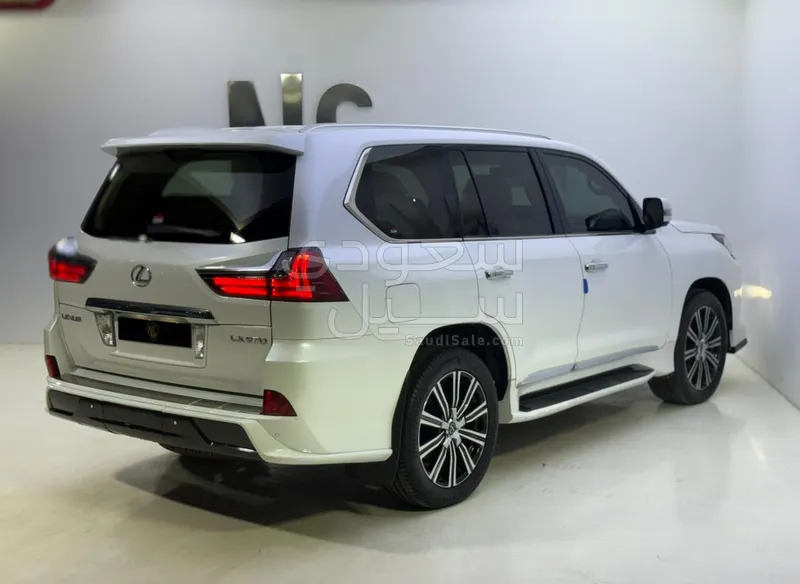 2017 لكزس إل إكس 570
