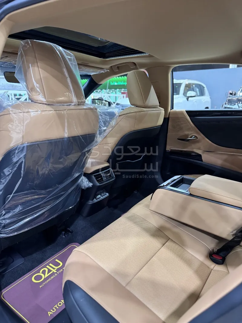 2025 لكزس إي إس 300 هايبرد