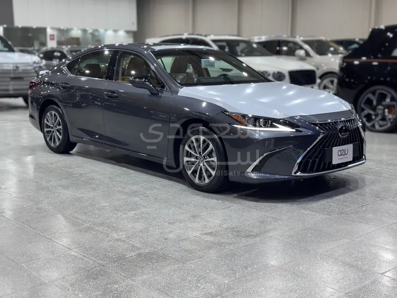 2025 لكزس إي إس 300 هايبرد