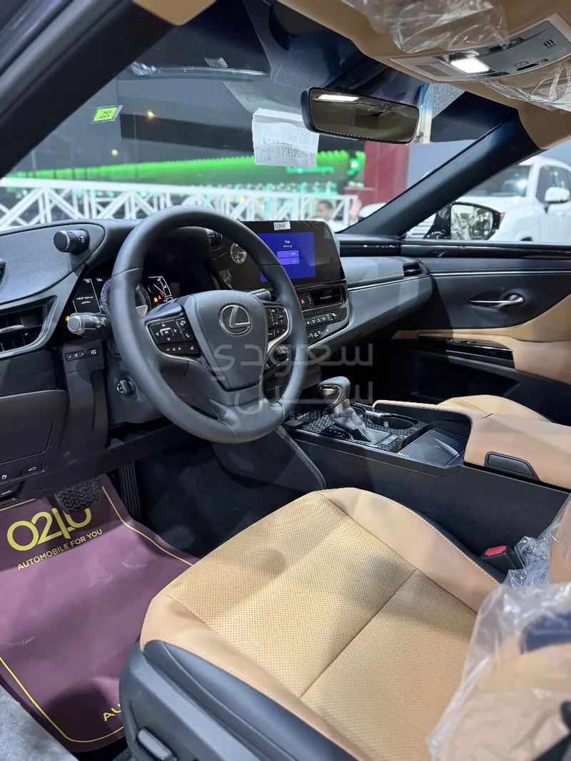 2025 لكزس إي إس 300 هايبرد