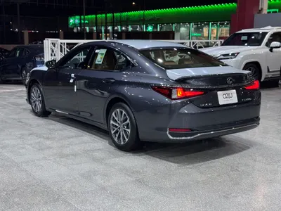 2025 لكزس إي إس 300 هايبرد
