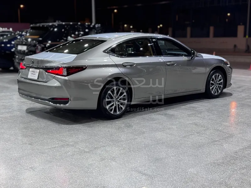 2025 لكزس إي إس 250