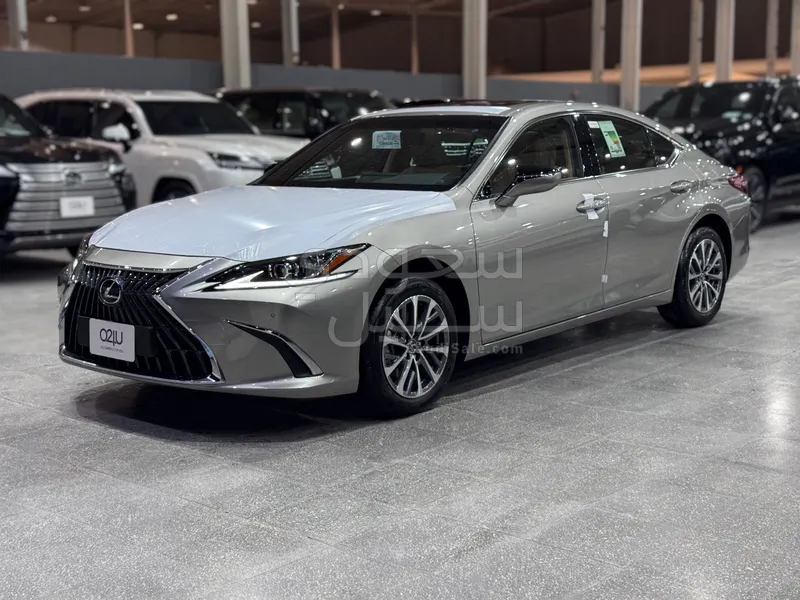 2025 لكزس إي إس 250