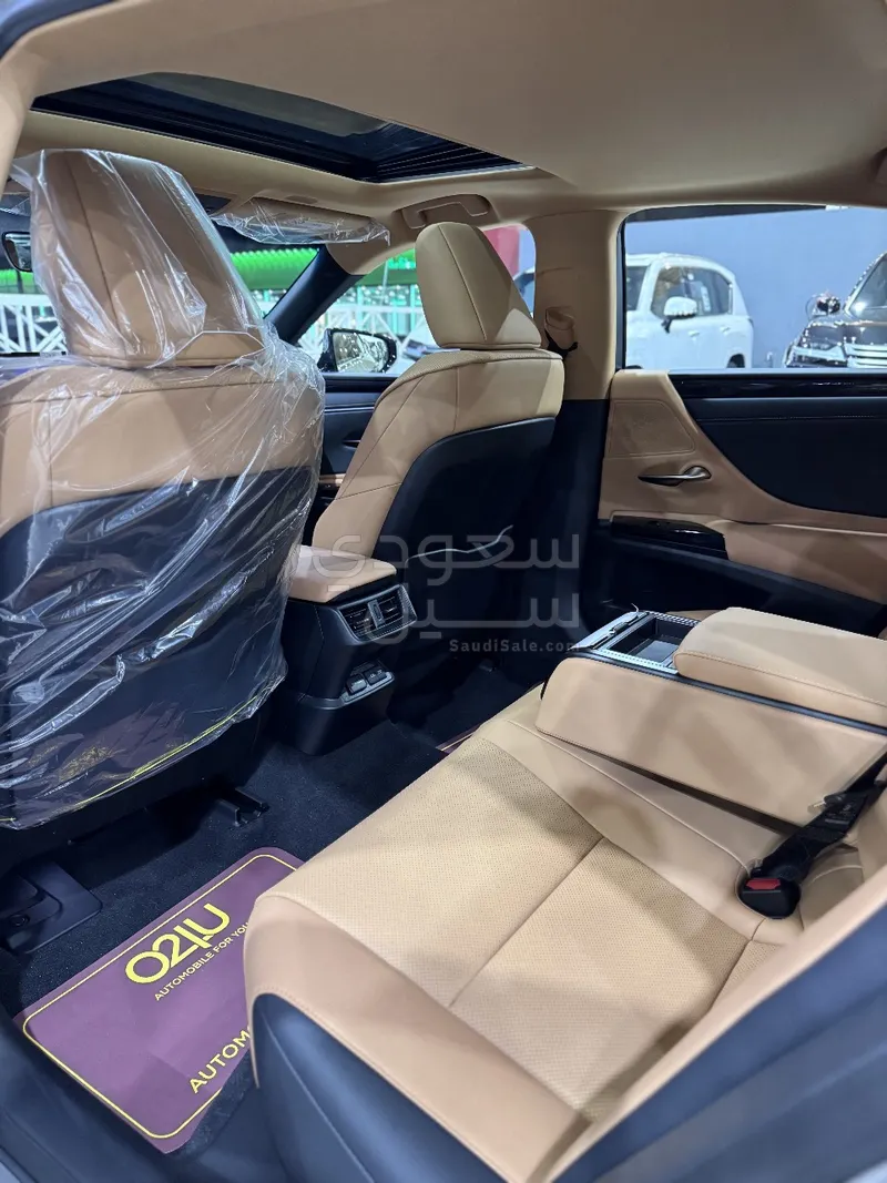 2025 لكزس إي إس 250