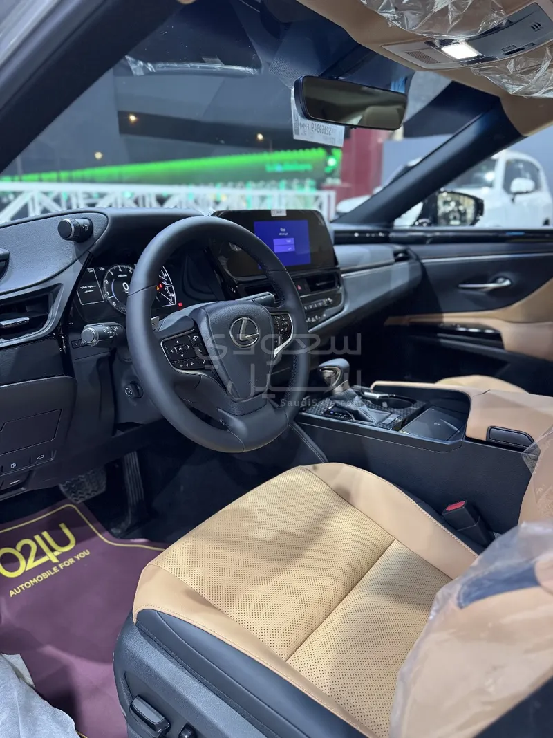 2025 لكزس إي إس 250