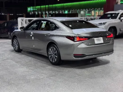 2025 لكزس إي إس 250