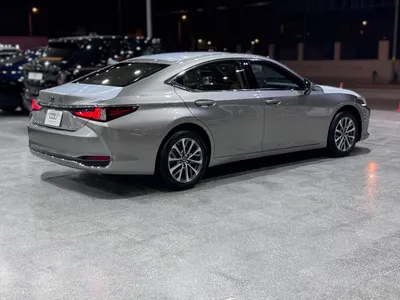 2025 لكزس إي إس 250