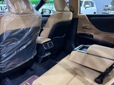 2025 لكزس إي إس 250