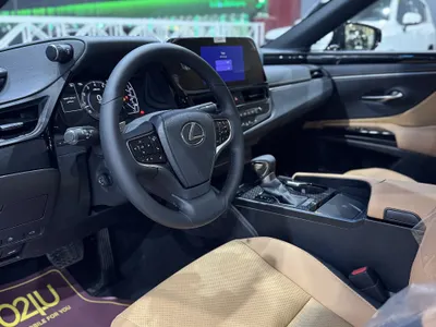 2025 لكزس إي إس 250