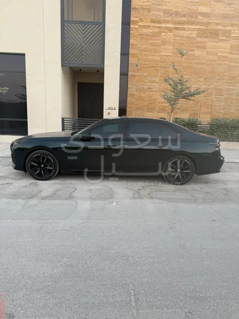 2025 بي ام دبليو الفئة السابعة 735 إل أي