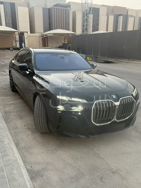 2025 بي ام دبليو الفئة السابعة 735 إل أي