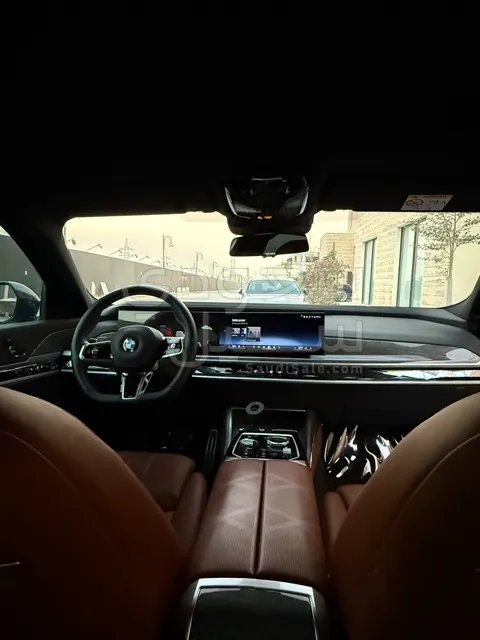 2025 بي ام دبليو الفئة السابعة 735 إل أي