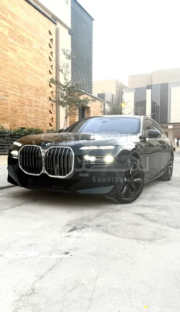 2025 بي ام دبليو الفئة السابعة 735 إل أي