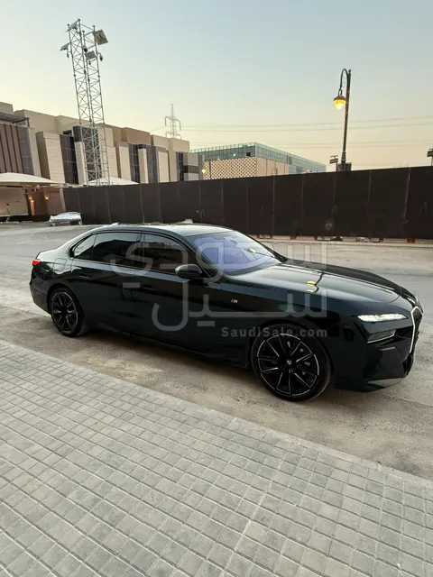 2025 بي ام دبليو الفئة السابعة 735 إل أي